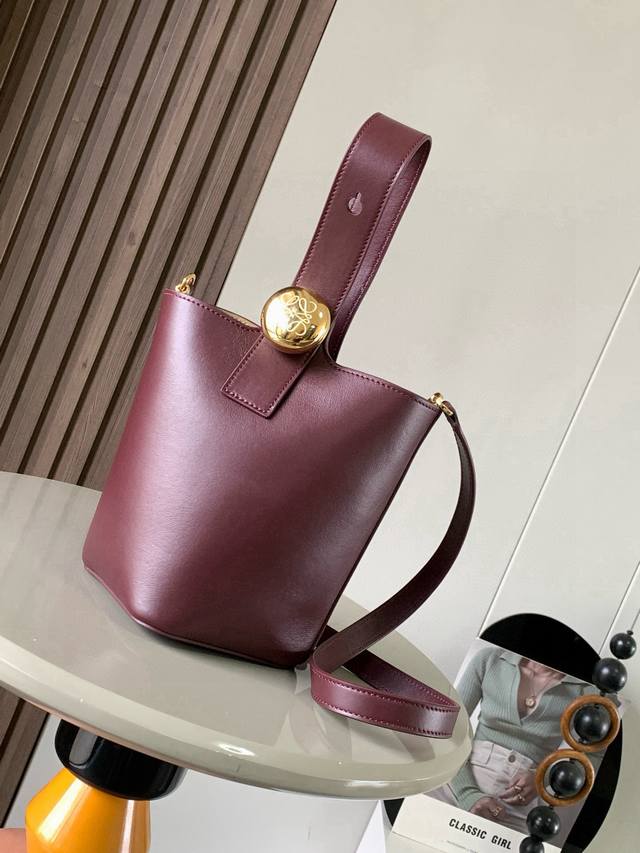 迷你柔软粒面牛皮革 Pebble Bucket 水桶手袋Pebble将纯粹的简约线条与瞩目设计风格巧妙融合造就别具一格的创新的手袋设计。标志性的 Anagram