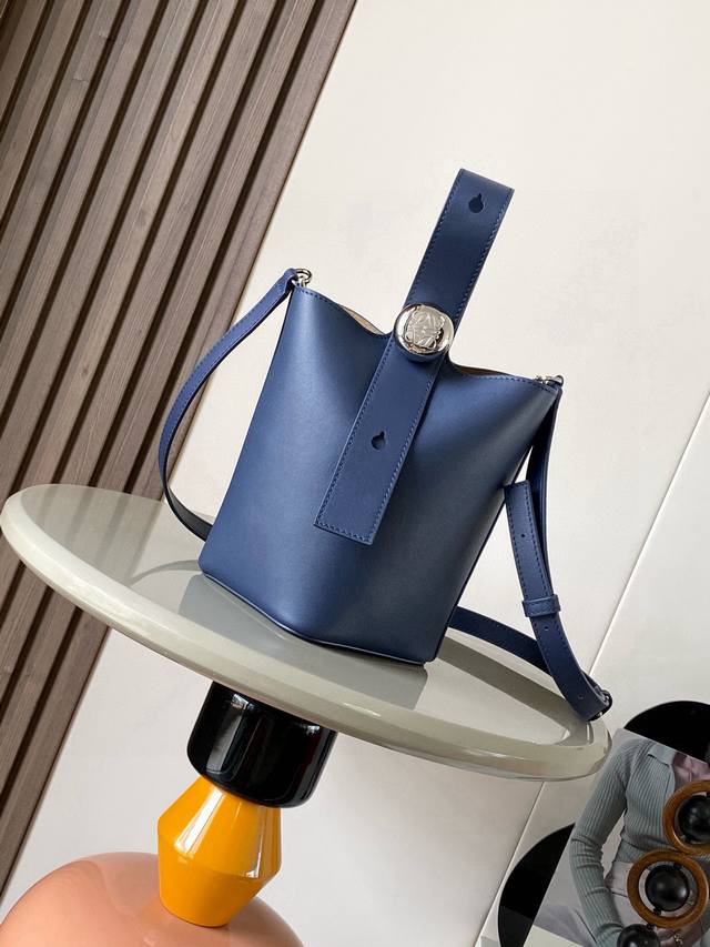 迷你柔软粒面牛皮革 Pebble Bucket 水桶手袋Pebble将纯粹的简约线条与瞩目设计风格巧妙融合造就别具一格的创新的手袋设计标志性的 Anagram