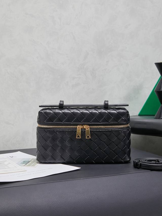 Bottega Veneta 新款编织拉链斜挎包 一款可以做化妆包的斜挎包包，精致的编织，小巧的包身，是日常出行必不可少的穿搭点缀，双拉链也更好的保护了包包，容