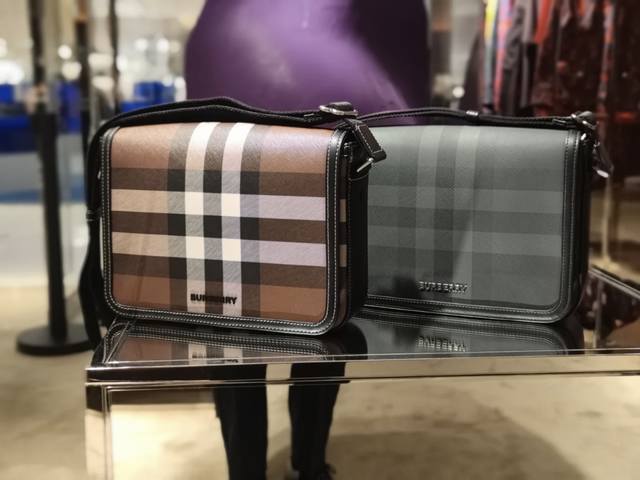 B家顶级原单 精致立挺设计，装饰 Burberry 格纹，搭配皮革边饰和品牌徽标。 DDD 25.5 X 6.5 X 21.5Cm DDD 型号： 806979