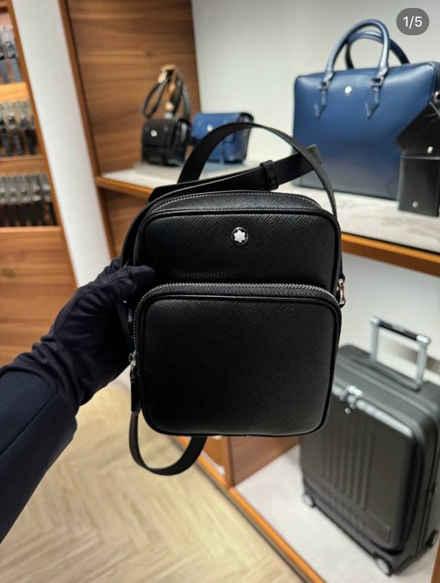 Montblanc 全新万宝龙匠心系列邮差包 经典黑 DDD 型号：Mb198165 DDD 材质：头层牛皮 原版皮 DDD 款式：万宝龙专柜购版打造 高品质
