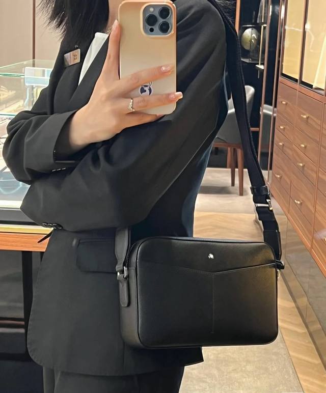 最新款来袭Montblanc International 万宝龙 斜挎两用包，进口顶级头层原版，手感舒适 皮质超柔 简单大气的Logo 高端休闲版型 品质气质同