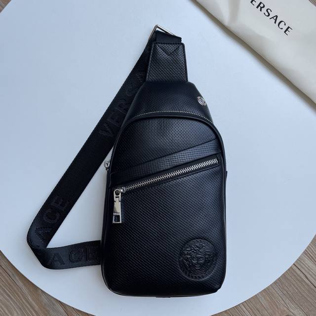 专柜爆款，范思哲男士胸包 DDD ［强] 最新款，帅到没朋友 采用顶级进口原版牛皮做为包身材料包包柔软度极好 富有弹性 贴心设计耳机孔，原版五金配置更显高贵气质