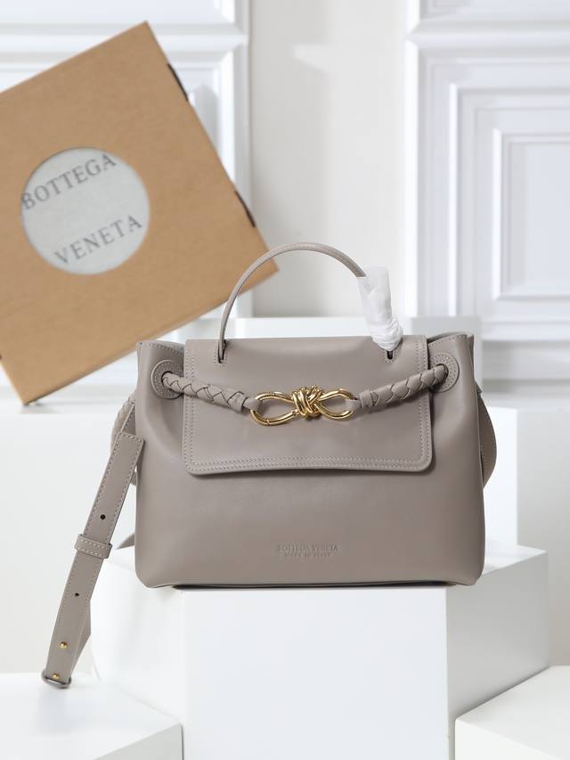 Bottegaveneta 最新款Ciao Ciao 包 DDD 丝滑牛皮双向翻盖手提包，饰有标志性扭结细节，隐藏式钩扣开合，翻盖可固定于前部，或连接到Intr