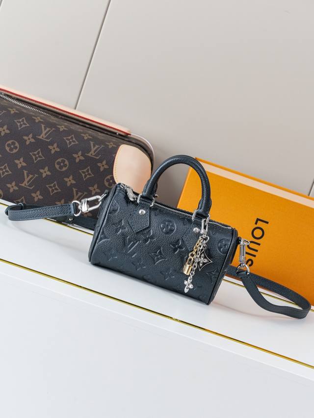 动态163C01芯片 M26510宝石蓝 顶级原单 独家背景实拍 本款作为仿真版推出的Nano Speedy。利用率高的色调，使它既适合日常妆容，也适合晚上妆容