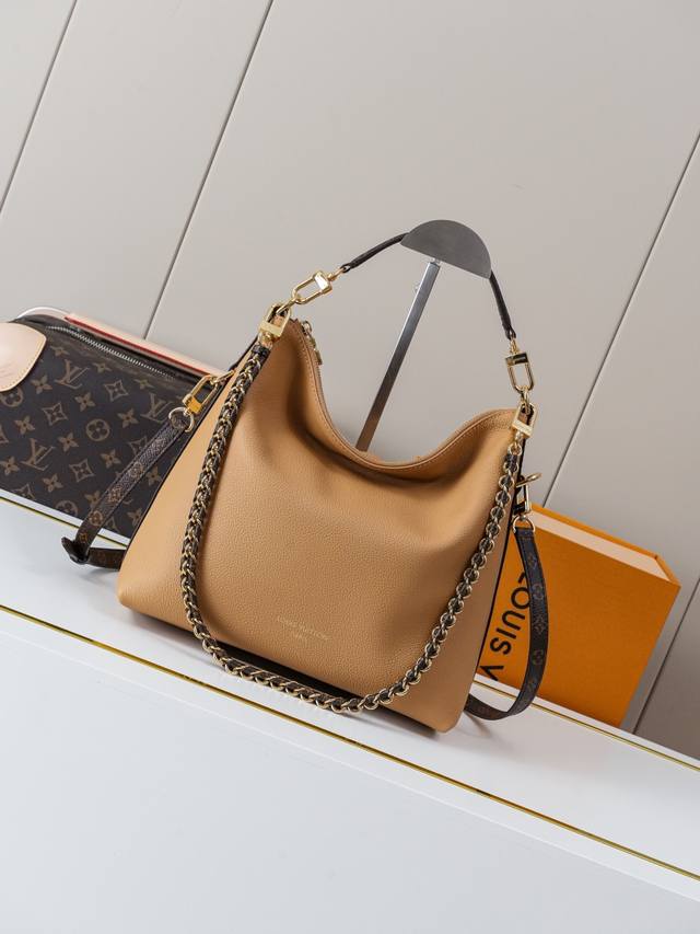 动态163C01芯片 M28029棕 顶级原单 独家背景实拍 Multipass 手袋的灵感源自 2025 秋冬系列首次亮相的 Express 手袋。这款手袋采