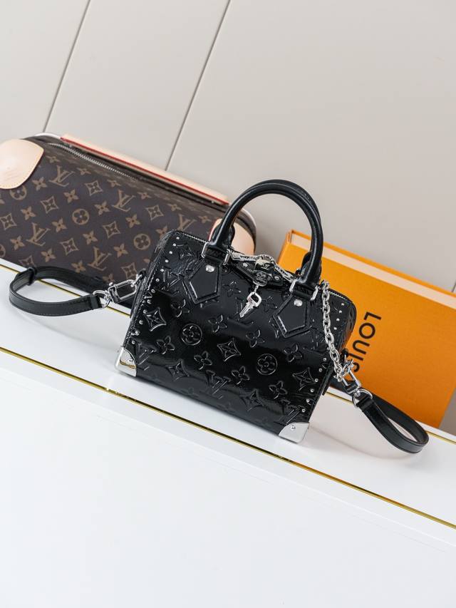 动态163C01芯片 M27921黑 顶级原单 独家背景实拍 Monogram Bold Speedy 20 Trunk 手袋身披 Monogram 帆布亮相