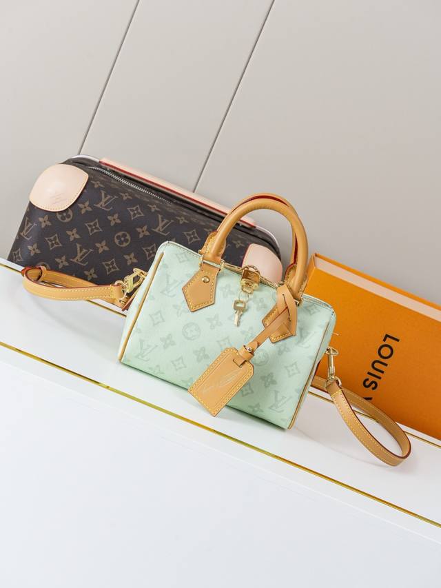 动态163C01芯片 M27530浅绿 顶级原单 独家背景实拍 本款 Speedy BandoulièRe 20 手袋浓缩品牌传统 Speedy 旅行袋设计，为