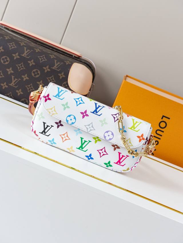 动态163C01芯片 M27492白彩 顶级原单 独家背景实拍 本款 Wallet On Chain Ivy 手袋取材 Monogram 帆布，灵感源自千禧年代