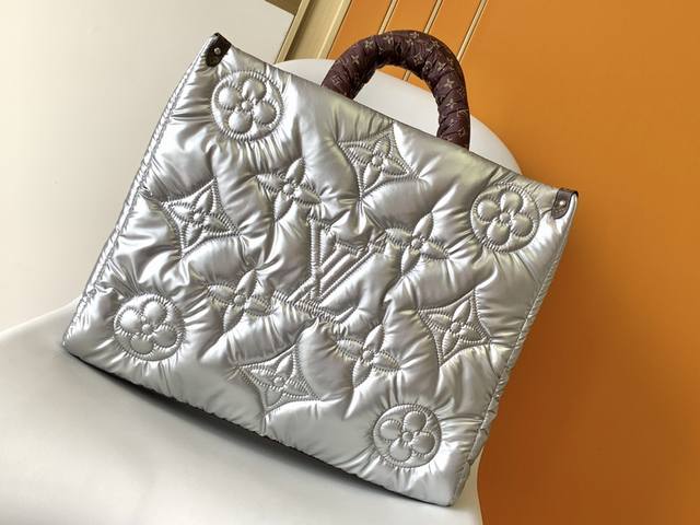 Onthego 大号手袋M21053银色59005黑色59007杏色此款 Onthego 大号手袋选用 Econyl 再生锦纶 宣示路易威登 Ecodesign