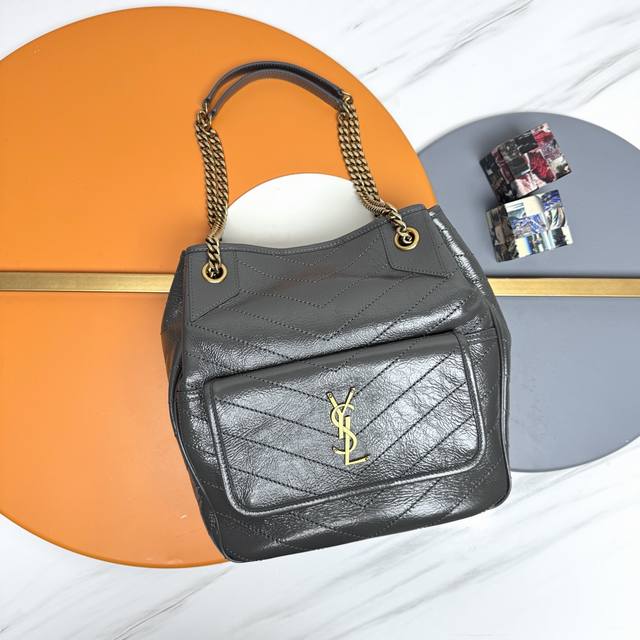 正品级 DDD 深灰色 金扣 DDD Ysl 复古油蜡小牛皮购物袋 原厂皮 延续Niki风格采用抓皱油腊牛皮Logo，这款轻便实用的手提袋配有前袋和滑动链带，内