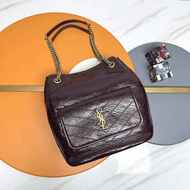 正品级 DDD 深枣红 金扣 DDD Ysl 复古油蜡小牛皮购物袋 原厂皮 延续Niki风格采用抓皱油腊牛皮Logo，这款轻便实用的手提袋配有前袋和滑动链带，内