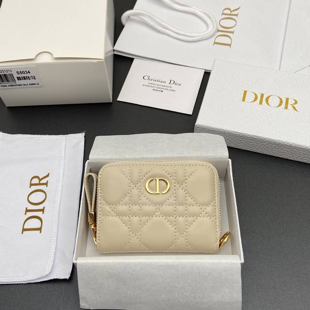 原厂皮 DDD Jolie Glycine小拉链包系列 DDD 采用柔软羊皮革等材料精心制作，饰以藤格纹缉面线，正面点缀品牌标志。小号拉链包，时尚精致，设有4个