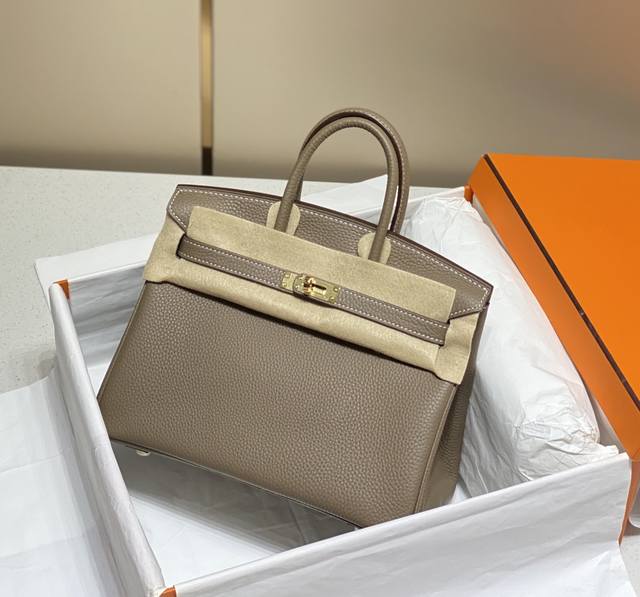 大象灰 金 DDD 相信就算对时尚不感兴趣的人都应该知道Birkin Bag铂金包的大名. DDD 而在众多奢侈品包包中，出镜最高频率，也最亮眼的就是爱马仕的铂