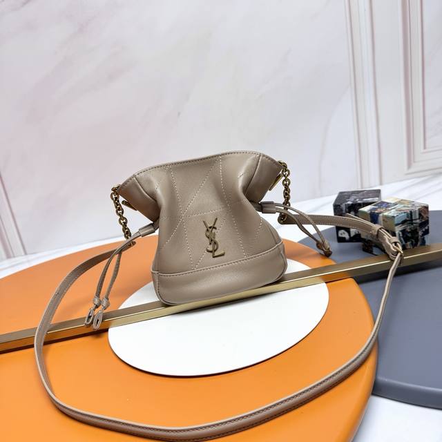 正品级 DDD Ysl 圣罗兰女士Jamie迷你羊皮革肩背 DDD Ysl 最新斜跨福袋迷你号出货了！福袋新尺寸好可爱，一起来种草吧。Jamie 4.3 Lar