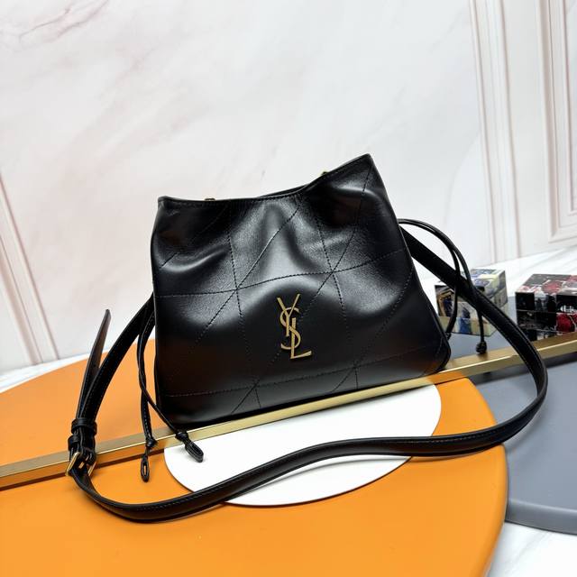 正品级 DDD Ysl 圣罗兰女士Jamie羊皮革肩 DDD Ysl 最新斜挎水桶包出货了！福袋新尺寸好可爱，一起来种草吧。Jamie 4.3 Large Po