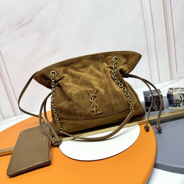 正品级 DDD 磨砂棕色 古金Ysl DDD 新款小号Jamie 4.3 Large Pochon羊皮腋下包。设计师真的太懂消费者需要什么了吧很多托特包的设计都