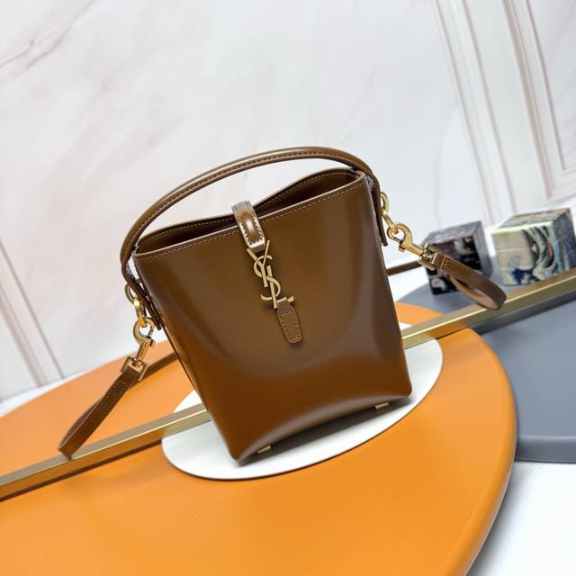 正品级 DDD 圣罗兰迷你 DDD 新款Le 37迷你亮面皮革手袋，超好看水桶包 带手提_全新包型，采用意大利原厂小牛皮，包身轮廓简洁、立体，看上去硬挺又不会太