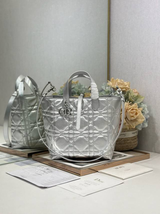 正品级 ，高版本 DDD #中号 Dior Toujours 竖版手袋 银色 DDD 这款 Dior Toujours 竖版手袋时尚实用，别具一格。采用银色牛皮