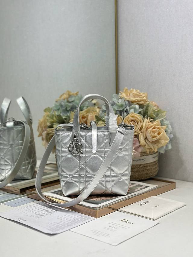 正品级 ，高版本 DDD #小号 Dior Toujours 竖版手袋 银色 DDD 这款 Dior Toujours 竖版手袋时尚实用，别具一格。采用银色牛皮