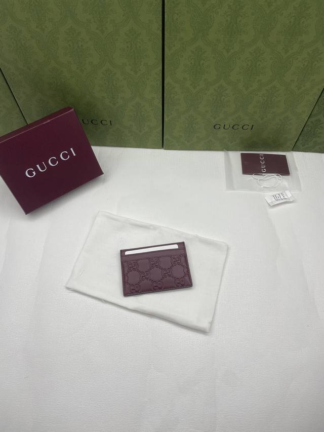 新品 2025秋冬系列, Gg Emblem系列焕新诠释品牌的隽永优雅风范和精湛工艺。这款卡片夹配备四个卡片隔层与一个开口口袋，实用性出众。 DDD 安可拉红色