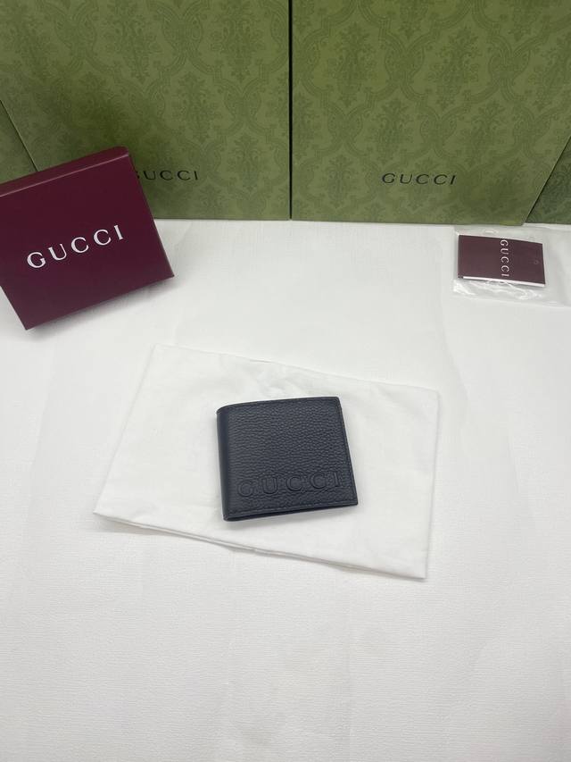 2025早秋系列中，饰压花Gucci标识精选小皮具饰品焕新回归。这款双折钱包选用粒面牛皮革制作，配备多个卡片隔层与钞票隔层，兼具实用性能与精致质感。 DDD 黑