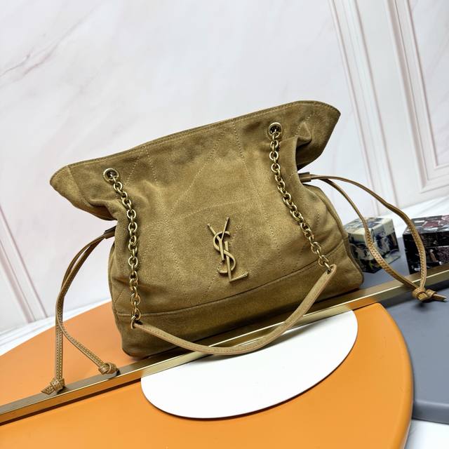 金叶色 古金Ysl DDD 新款小号Jamie 4.3 Large Pochon羊皮腋下包。设计师真的太懂消费者需要什么了吧很多托特包的设计都没法让颜值和实用性