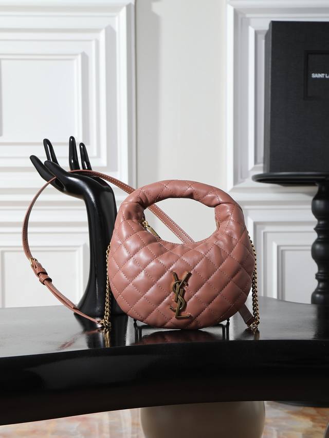 粉色羊皮 金Ysl Icari No迷你羊皮手袋，选用优质羊皮，菱格纹+金属Logo，法式优雅满分。迷你Hobo包型，手提Or斜挎都Ok，日常出街、约会都能轻松