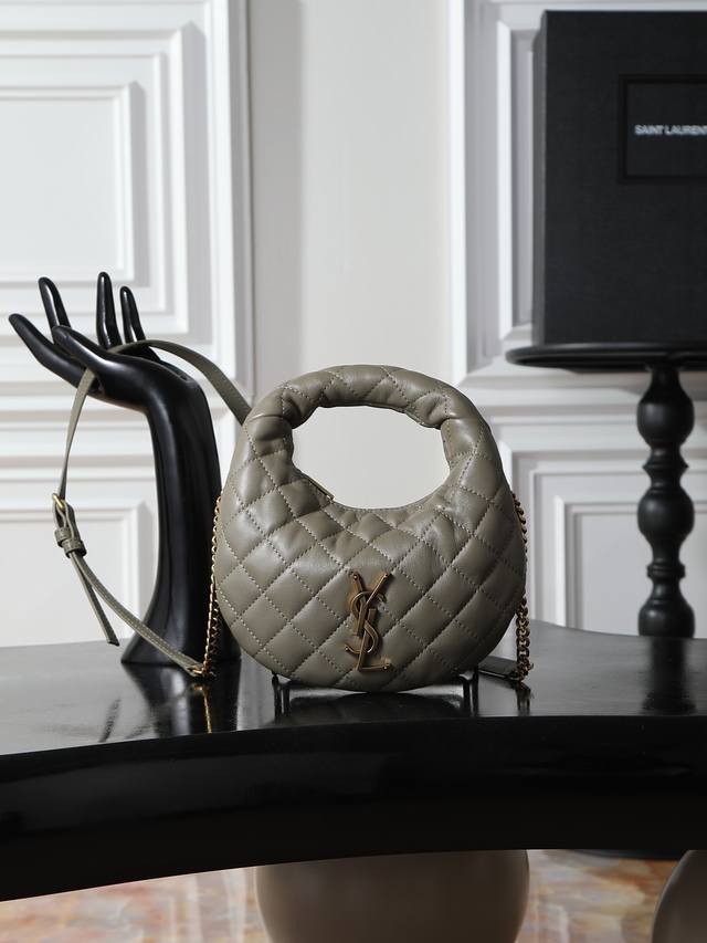 绿色羊皮 金Ysl Icari No迷你羊皮手袋，选用优质羊皮，菱格纹+金属Logo，法式优雅满分。迷你Hobo包型，手提Or斜挎都Ok，日常出街、约会都能轻松