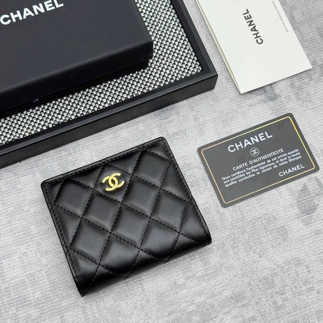 Chanel 小香 新品Chanel 对折短钱包到货进口羊皮制作内里带零钱袋 这类钱包超级实用、卡位多还有长隔层可放包里，可手拿 DDD 型号：A84028 D