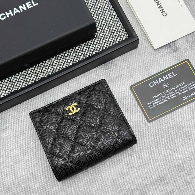Chanel 小香 新品Chanel 对折短钱包到货进口牛皮制作内里带零钱袋 这类钱包超级实用、卡位多还有长隔层可放包里，可手拿 DDD 型号：A84028 D