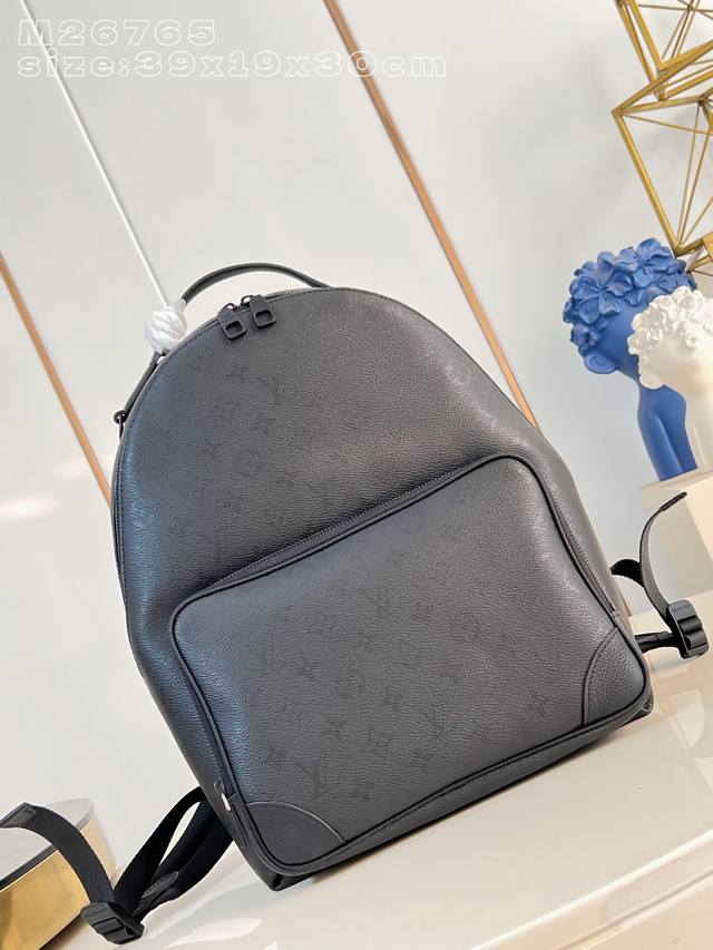 出厂价P 顶级原单 M26765 本款 Discovery Cargo 双肩包取材 Monogram Midnight 涂层帆布，并含蓄融入 Monogram