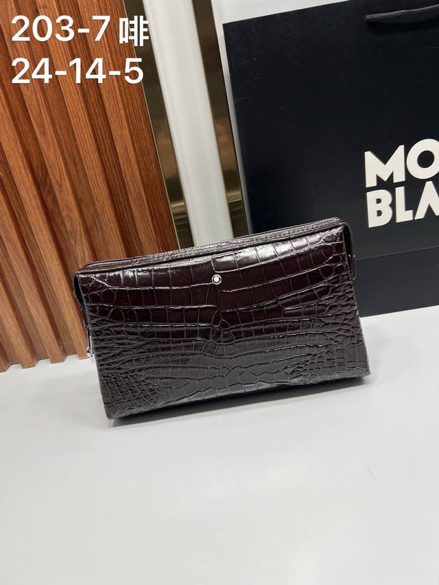 新品 ：Montblanc 万宝龙203-7 最新款手拿包，不但包型做得好，而且品质也非常精细，采用进口牛皮，简单大气的Logo，款式商务大方 24-14-5