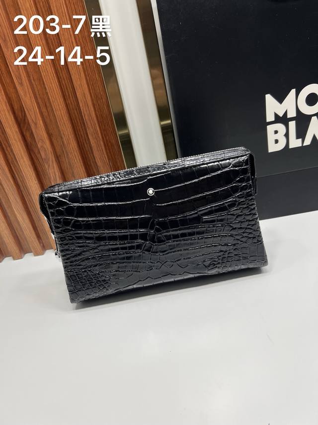 新品 ：Montblanc 万宝龙203-7 最新款手拿包，不但包型做得好，而且品质也非常精细，采用进口牛皮，简单大气的Logo，款式商务大方 24-14-5