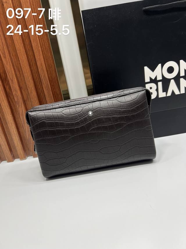 Montblanc 万宝龙097-7 最新款手拿包，不但包型做得好，而且品质也非常精细，采用进口牛皮，简单大气的Logo，款式商务大方 24-15-5.5 DD