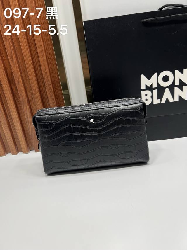 新品 ：Montblanc 万宝龙097-7 最新款手拿包，不但包型做得好，而且品质也非常精细，采用进口牛皮，简单大气的Logo，款式商务大方 24-15-5.