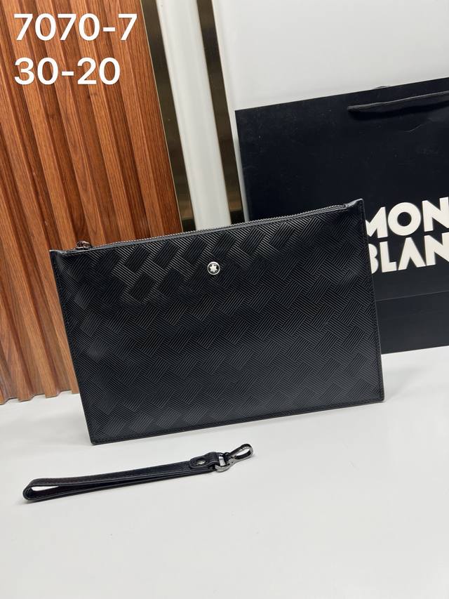 Montblanc 万宝龙 万宝龙原版新款 现代时尚单肩包，专为现代都市人士设计，兼顾实用功能与耐用性能。压花全粒面牛皮饰有风尚3.0图案，彰显鲜明风格，搭配黑