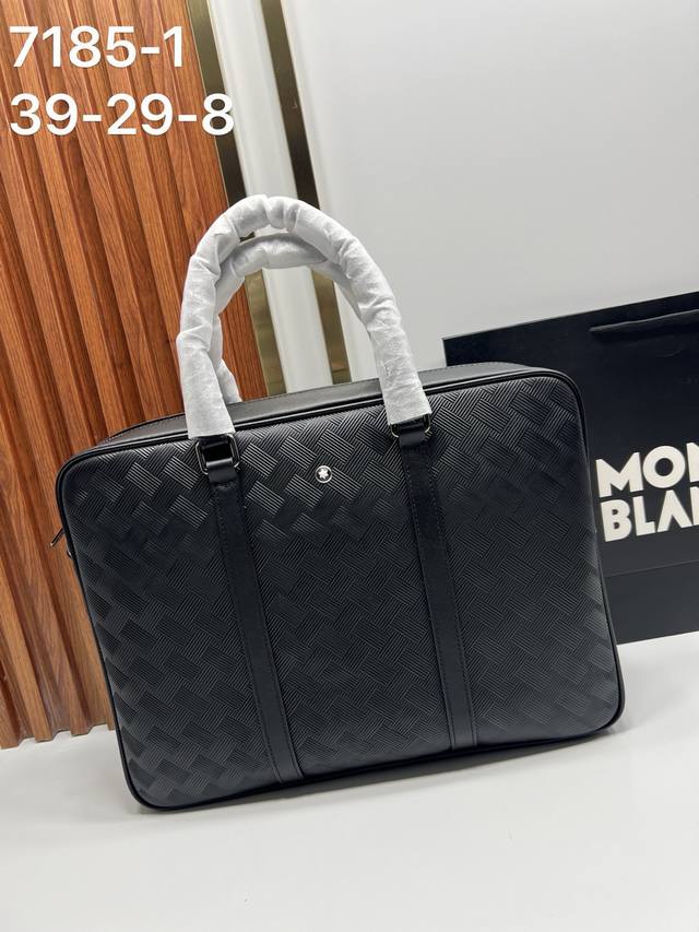 Montblanc 万宝龙 万宝龙原版新款 现代时尚公文包，专为现代都市人士设计，兼顾实用功能与耐用性能。压花全粒面牛皮饰有风尚3.0图案，彰显鲜明风格，搭配黑