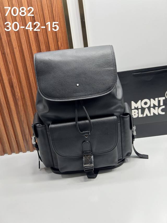 Montblanc万宝龙7082 万宝龙匠心双肩包系列，风格现代，天生有着随时随地保持精致时尚的造型，并且实用，始终品味高雅，这个系列被称为“精致高雅的时尚引领