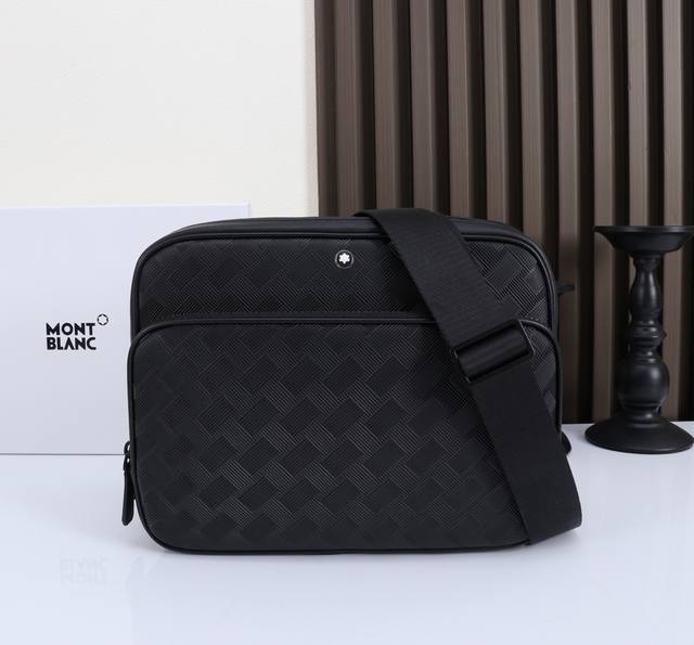 Montblanc全新万宝龙风尚3.0系列迷你邮差包 DDD 型号：Mb130252# DDD 材质：头层牛皮 DDD 包装：专柜同步包装 礼品袋.另购 DDD