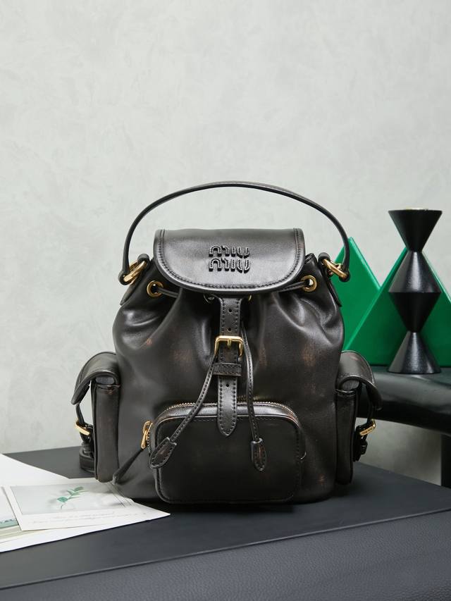 Miu 新品学院风 双肩包 DDD 5Bz043，帆布与高品质小牛皮的完美搭配，厚实耐磨亚麻混纺内衬，这款皮革双肩包采用校园风设计，融合精湛工艺与休闲态度，别致