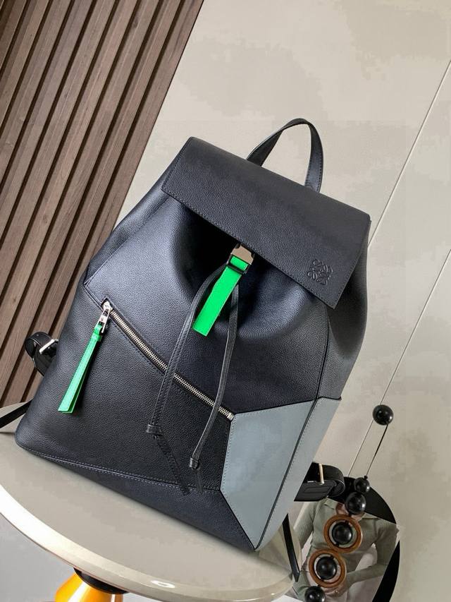 Puzzle Backpack双肩包柔软粒面牛皮革军用背包双肩包是一种宽敞且用途广泛的背包款双肩包选择的是用柔软粒面小牛皮与经典小牛皮精制而成触感非常的舒适，不