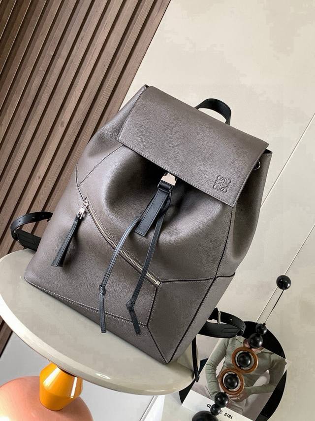 Puzzle Backpack双肩包柔软粒面牛皮革军用背包双肩包是一种宽敞且用途广泛的背包款双肩包选择的是用柔软粒面小牛皮与经典小牛皮精制而成触感非常的舒适，不
