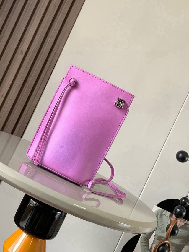 特价 Dice Pocket牛皮骰子手机包原厂进口纳帕小牛皮实用小包配有肩带和Anagram立体Logo可肩背或斜挎，带有两条皮革带子，可添加个性化骰子装饰串珠