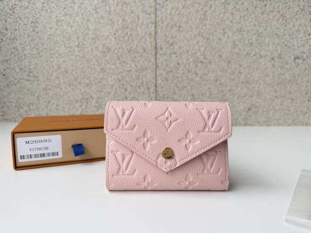 Authentic DDD Top-Tier Original M26895 Nude Pink This Victorine wallet, crafted