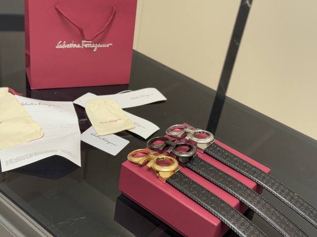 Comes with full packaging Ferragamo leather belt All-red paper bag! The classic