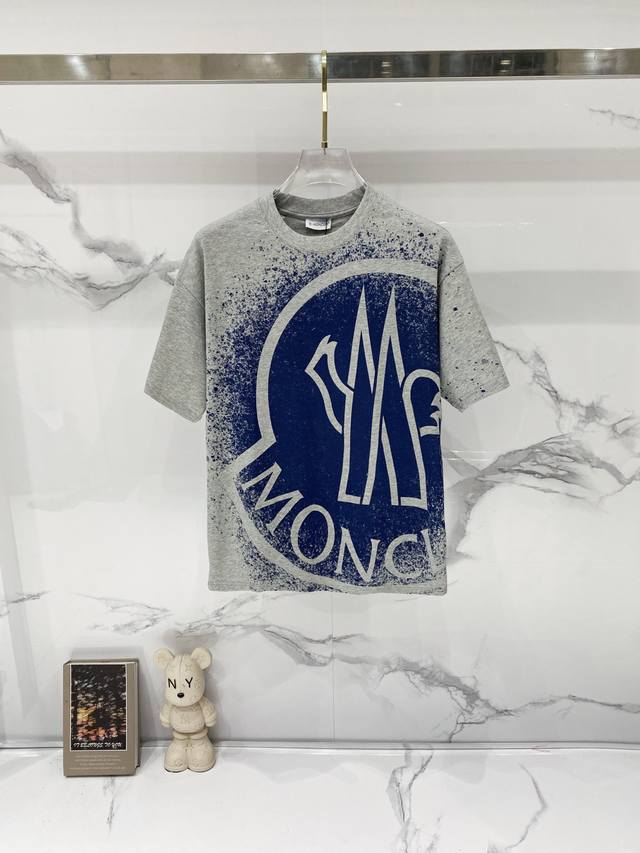 Moncler 蒙口-纯棉260克圆领T恤 字母品牌大Logo星空喷墨印花 纯原品质 原版面料100 %棉质 百搭时尚 轻奢潮流 吊牌 领标 洗水 三标齐全 尺 Moncler 蒙口-纯棉260克圆领T恤 字母品牌大Logo星空喷墨印花 纯原品质 原版面料100 %棉质 百搭时尚 轻奢潮流 吊牌 领标 洗水 三标齐全 尺
