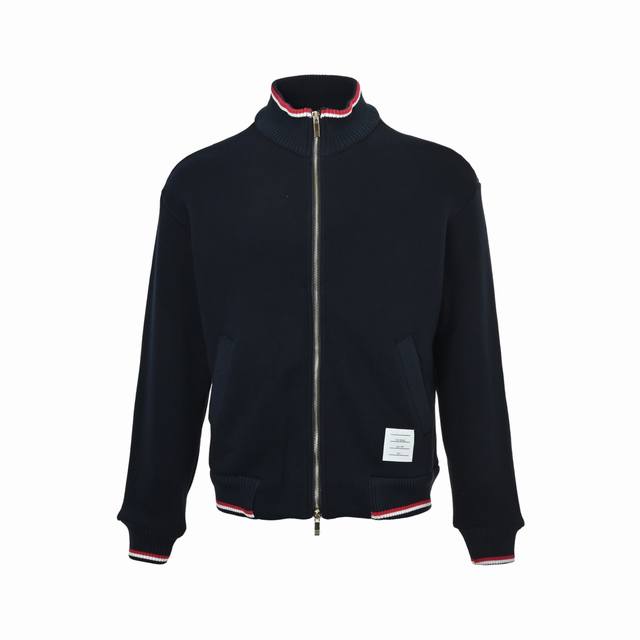 精修实拍 售后无忧 Thom Browne 汤姆布朗 标签拉链立领夹克外套 定制定染重磅棱织双面毛圈布,触感细腻扎实。藏蓝底色搭配标志性红白织带,采用人体立体裁 精修实拍 售后无忧 Thom Browne 汤姆布朗 标签拉链立领夹克外套 定制定染重磅棱织双面毛圈布,触感细腻扎实。藏蓝底色搭配标志性红白织带,采用人体立体裁
