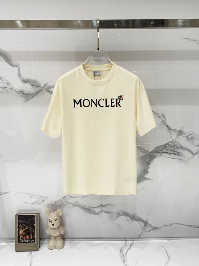 Moncler 蒙口-纯棉260克圆领T恤 植绒字母Logo印花品牌徽章标识 纯原品质 原版面料100 %棉质 百搭时尚 轻奢潮流 吊牌 领标 洗水 三标齐全 Moncler 蒙口-纯棉260克圆领T恤 植绒字母Logo印花品牌徽章标识 纯原品质 原版面料100 %棉质 百搭时尚 轻奢潮流 吊牌 领标 洗水 三标齐全