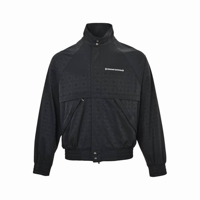 精修实拍 售后无忧 Chrome Hearts 克罗心 满印暗纹拉链夹克外套 采用定制幻影花绸梭织面料,全幅Ch暗纹提花工艺,精准控制经纬交织密度与张力,呈现极 精修实拍 售后无忧 Chrome Hearts 克罗心 满印暗纹拉链夹克外套 采用定制幻影花绸梭织面料,全幅Ch暗纹提花工艺,精准控制经纬交织密度与张力,呈现极
